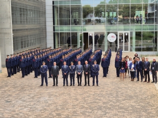 El presidente del TSJMU, Manuel Luna, recibe al escuadrón, acompañado por el coronel director de la AGA, en una jornada de formación institucional en la Ciudad de la Justicia